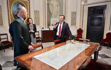 El alcalde le obsequió con un fac-símil de la Constitución de 1812 