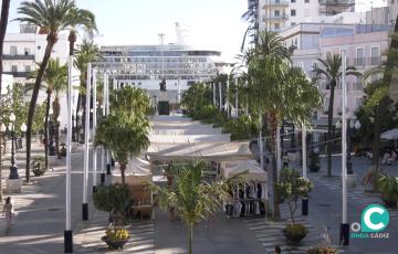 Crucero en el muelle de Cádiz
