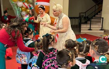 Los escolares entregan sus misivas al Cartero Real en la Gala de la Ilusión 