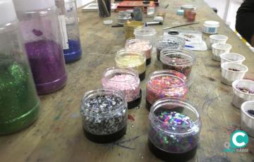 Profesionales del maquillaje valoran la prohibición del uso de la purpurina de microplásticos.