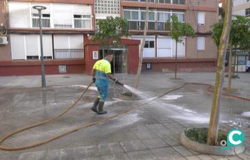 Un operario baldea las calles de la ciudad dentro del plan de limpieza que está en marcha. 