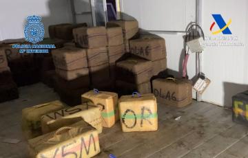 fardos de hachís incautados durante la operación 
