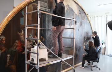 El cuadro se encuentra sobre la capilla de la Virgen de los Dolores, en la capilla de Servitas