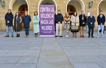 Minuto de silencio frente a las puertas del Ayuntamiento de Cádiz. 