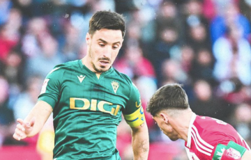 Iza Carcelén en una acción del encuentro (Foto: Cádiz CF)