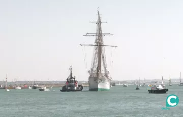 El buque escuela de la Armada llegando al Puerto de la Bahía de Cádiz.