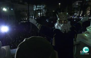 Sus Majestades de Oriente desde el balcón municipal, tras concluir el recorrido de la Cabalgata.