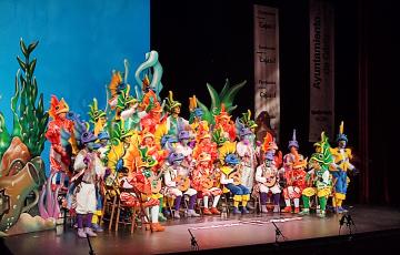 Un momento de la actuación del coro juvenil "La pecera" sobre las tablas del Falla.