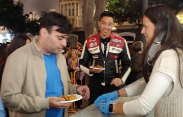 El público asistente pudo disfrutar de una degustación de pestiños y anís.