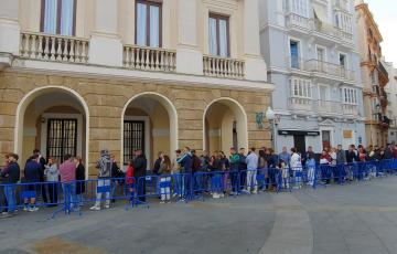 A las 9:30 h se abrían las puertas del Ayuntamiento para la venta de localidades para la Gran Final del Falla.
