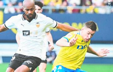 Alcaraz y Foulquier en una acción del encuentro (Foto: Cádiz CF)