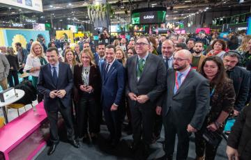 El alcalde de la ciudad, Bruno García, acompañado de Beatriz Gandullo, presentan su propuesta, bajo el lema ‘Orgullosos de nuestra historia’.