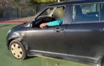 Captura del vídeo en TikTok donde un joven conduce un coche en unas pistas deportivas de Algeciras.