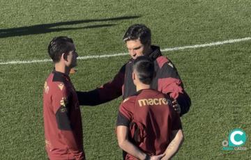 Pellegrino dialoga con Luis Hernández y Fede San Emeterio en su primera sesión de entrenamiento