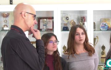 El profesor Luis Labajo junto a dos alumnas participantes en el proyecto. 