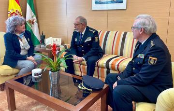 Blanca Flores con el comisario principal en Cádiz