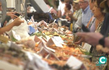 Compras en el Mercado Central de Cádiz. 