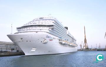 El Costa Firenze en los astilleros de Cádiz