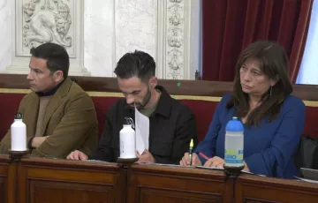 Concejales de Adelante Izquierda Gaditana en una sesión plenaria municipal.  