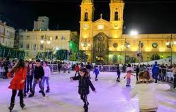 La pista de hielo es una de las atracciones preferidas por los niños gaditanos.