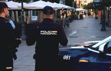 Agentes de la Policía Local en calle Larga. 