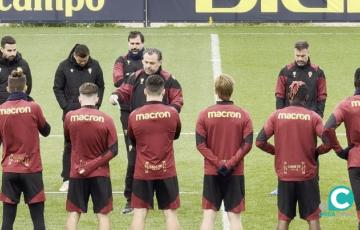 El técnico cadista se dirige a su plantilla en la charla inicial de la sesión