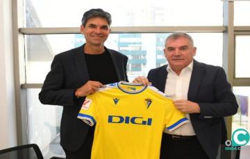 El técnico argentino posa junto al Presidente de la entidad, Manuel Vizcaíno, tras la firma de su contrato (Foto: Cádiz CF)