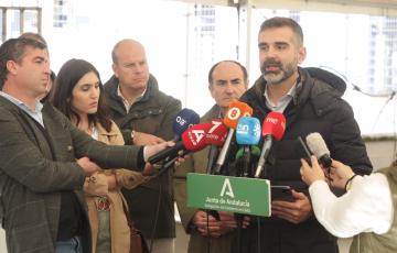 El consejero de Sostenibilidad, Medio Ambiente y Economía Azul atiende a los medios en Algeciras.