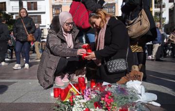 Vecinos depositan velas y flores como muestras de dolor en la Plaza Alta.