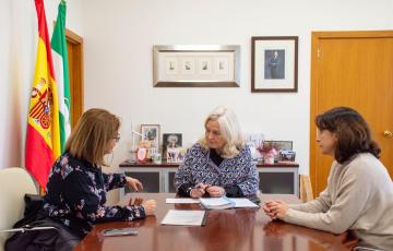 Mercedes Colombo con representantes de la Asociación de Profesionales del Autismo.