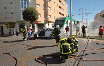 Simulacro de accidente del tren tranvía de la Bahía en San Fernando.