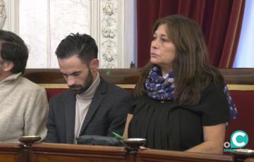 David de la Cruz y Helena Fernández, en el salón de Plenos del Ayuntamiento de Cádiz. 