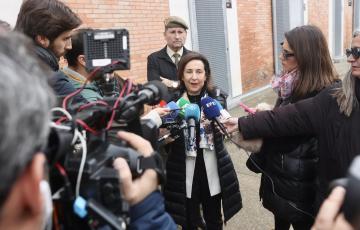 La ministra de Defensa atiende a los medios de comunicación tras la visita al acuartelamiento en San Fernando.