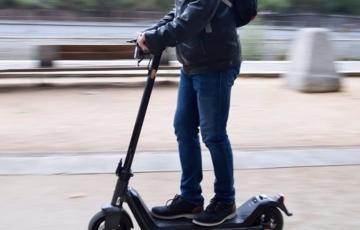Imagen de archivo de un patinete circulando por una via urbana