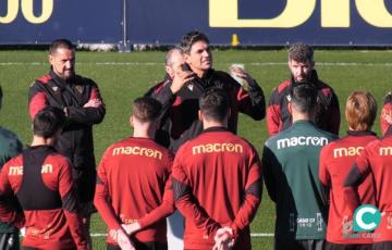 Mauricio Pellegrino ha comenzado la sesión con una charla a sus jugadores
