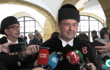 El nuevo rector de la UCA, Casimiro Mantell, atendiendo a la prensa.