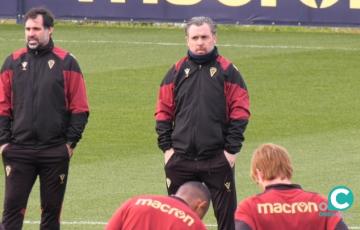 El técnico durante la charla inicial en la sesión de este martes