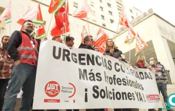 Protesta de los sindicatos ante la puerta de Urgencias del Hospital Puerta del Mar. 
