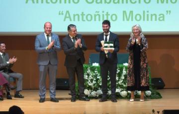 Imagen de la entrega de la Bandera de Andalucía de las Bellas Artes a Antoñito Molina 