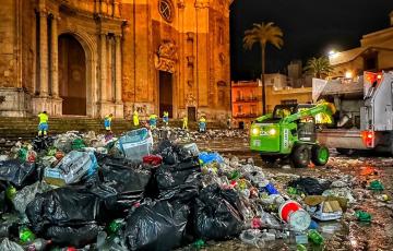 El operativo especial de limpieza ha trabajado desde la madrugada para dejar la ciudad limpia