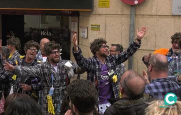Una agrupación interpreta su repertorio en calle Sacramento 