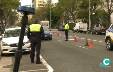 Imagen de archivo de controles de la Policía Local de Cádiz. 