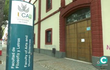 Entrada de la Facultad de Filosofía y Letras en Cádiz. 