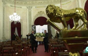 La urna con los restos de Eduardo Benot acceden al Salón de Plenos 