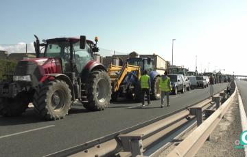 Tractores en la autovía Cádiz-San Fernando en una reciente movilización