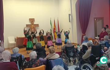 La academia de baile flamenco Raquel González deleitó a los mayores de Fragela por el 28F