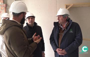 Bruno García durante una visita a obras de viviendas en una imagen de archivo