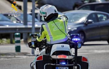 Un motorista de la Guardia Civil patrullando en una imagen de archivo