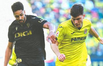 Chris Ramos en una disputa con Cuenca (Foto: Cádiz CF)