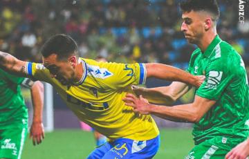 Escalante en una acción del partido con Marc Roca (Foto: Cádiz CF)